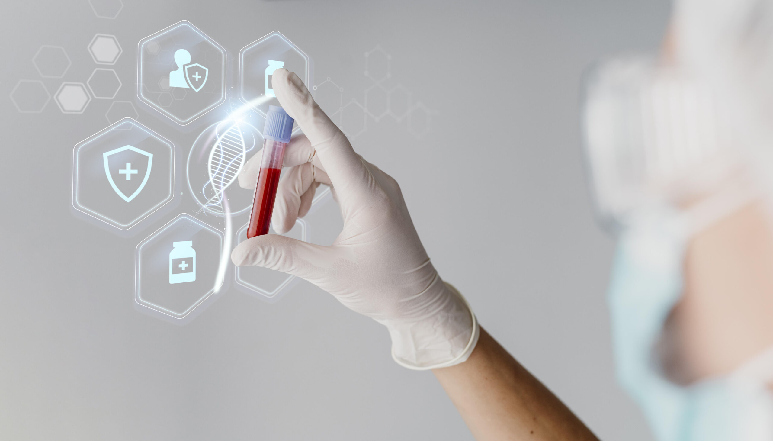 banner-medico-con-medico-sosteniendo-vial
