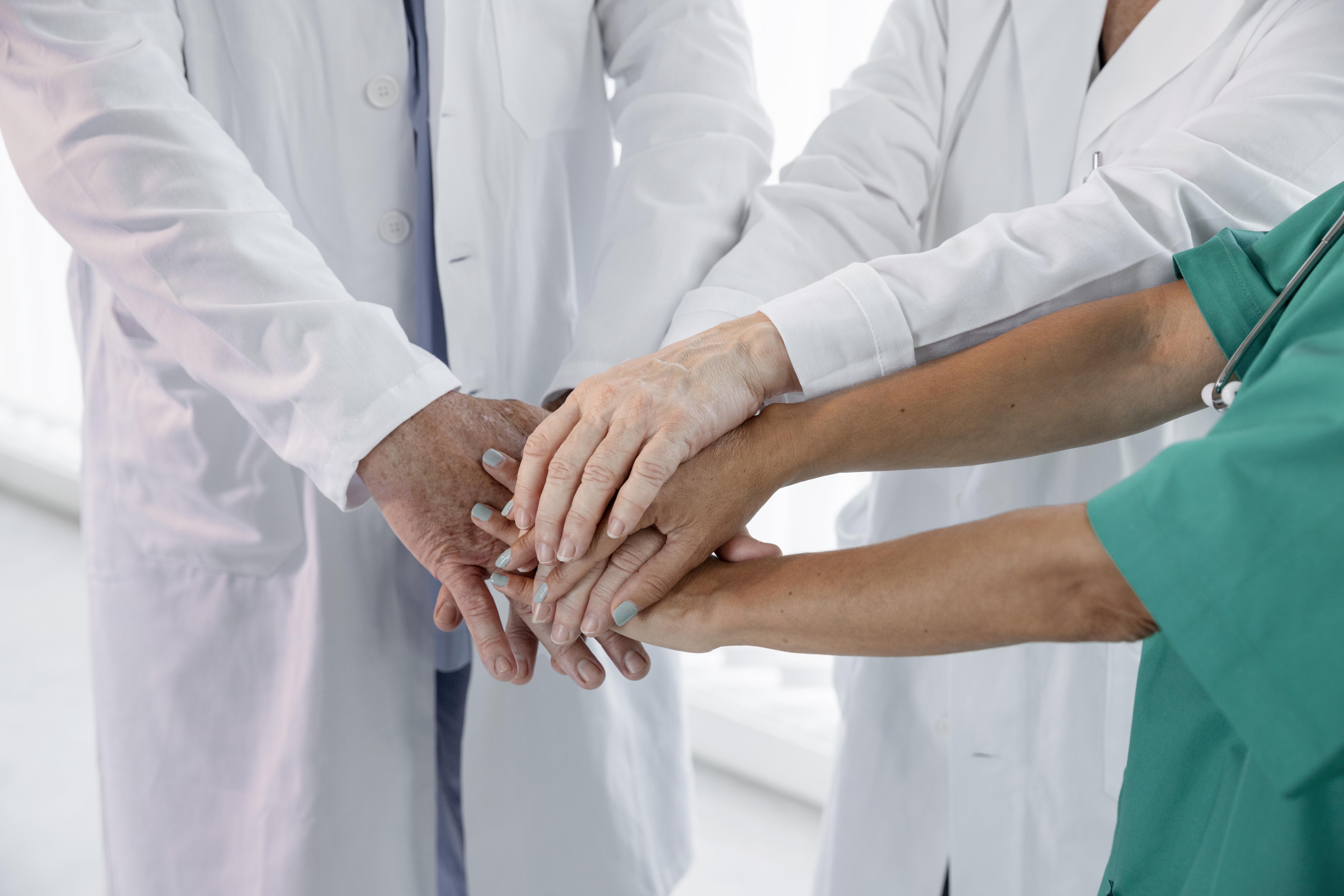 cerrar-en-equipo-medico-listo-para-trabajar